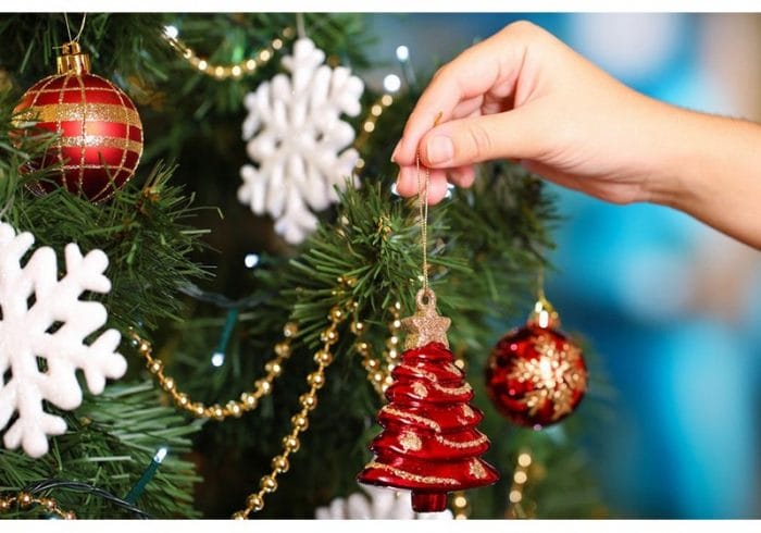 Las esferas y la estrella tienen un significado diferente en la decoración.