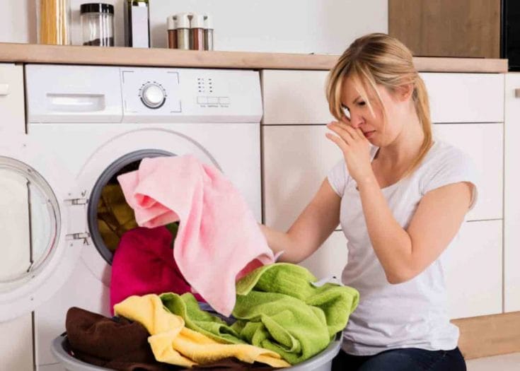 cómo quitar el olor a humedad en la ropa