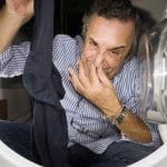 cómo quitar el olor a humedad en la ropa