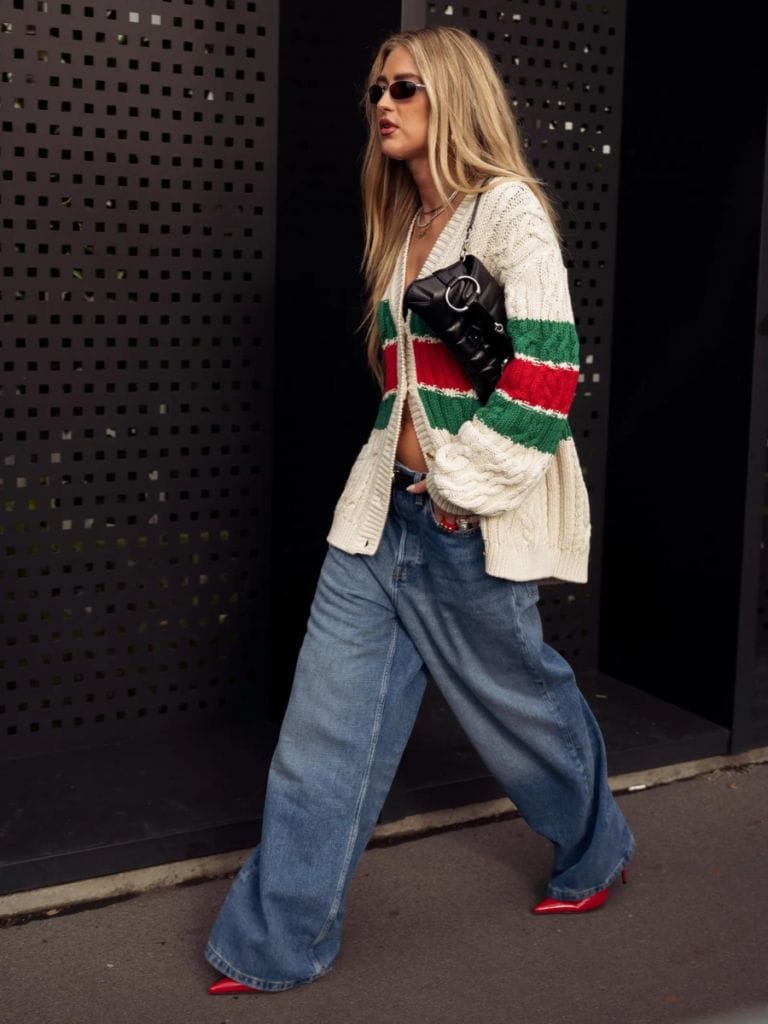 Tendencias primavera-verano 2024 pantalón holgado buggy con tacones rojos