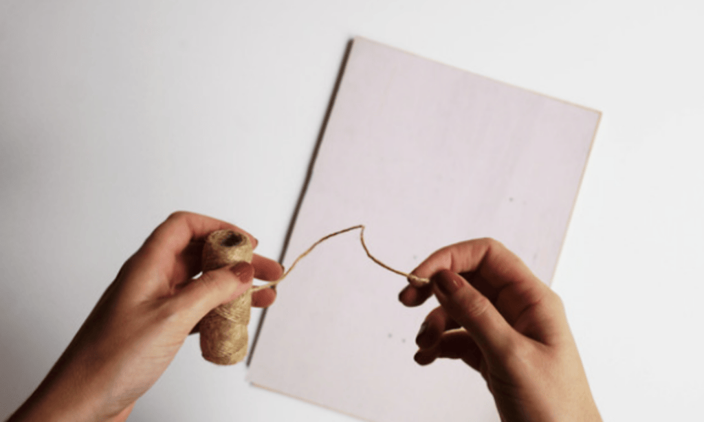 coloca el hilo colgante en el organizador de pendientes hagalo usted misma