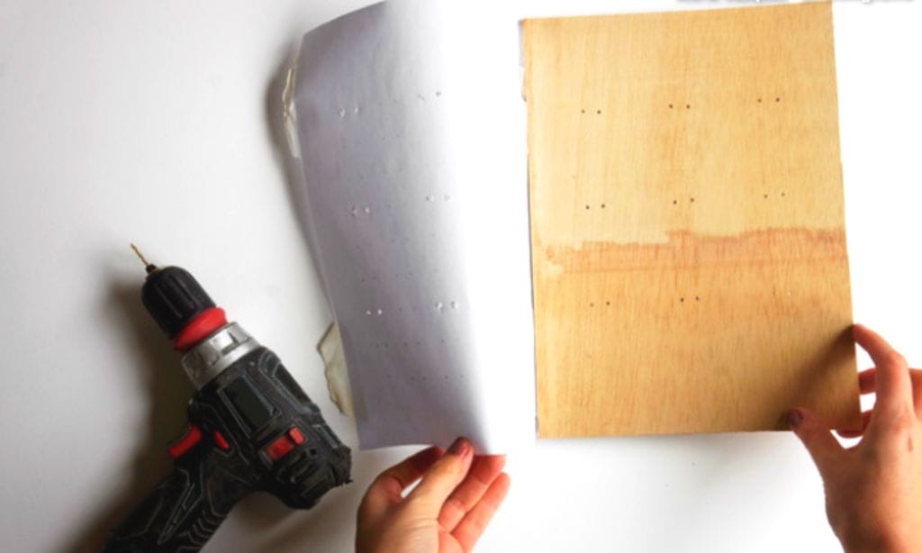 fija tu plantilla bien centrada sobre la madera para hacer el organizador de aretes