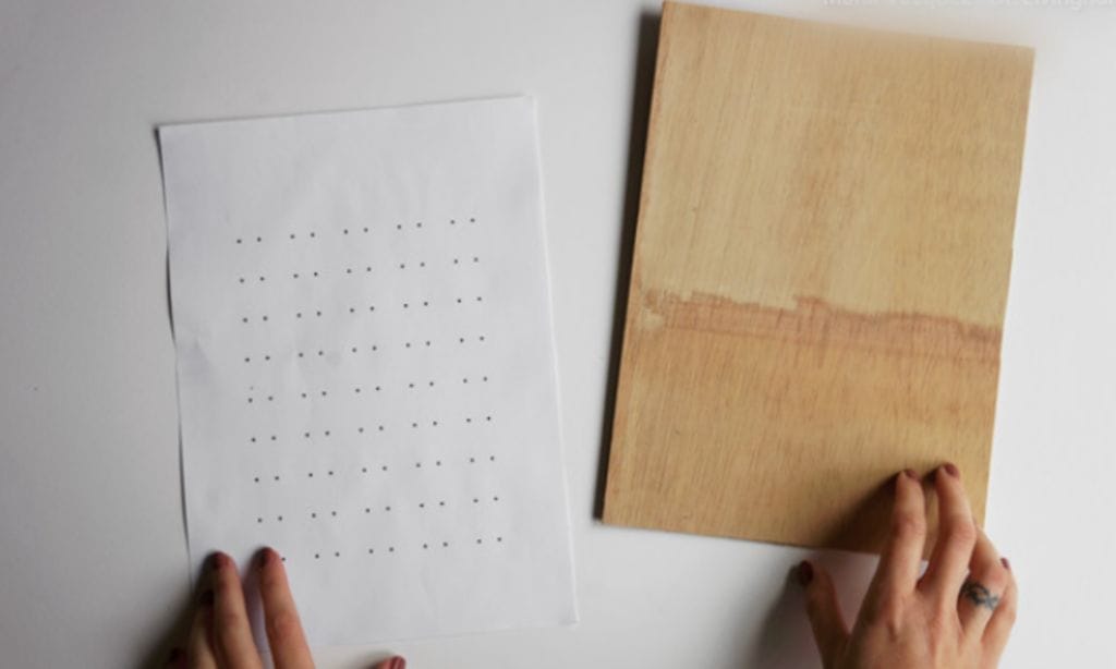 dibuja puntos en una hoja de papel organizador de aretes hazlo tu misma