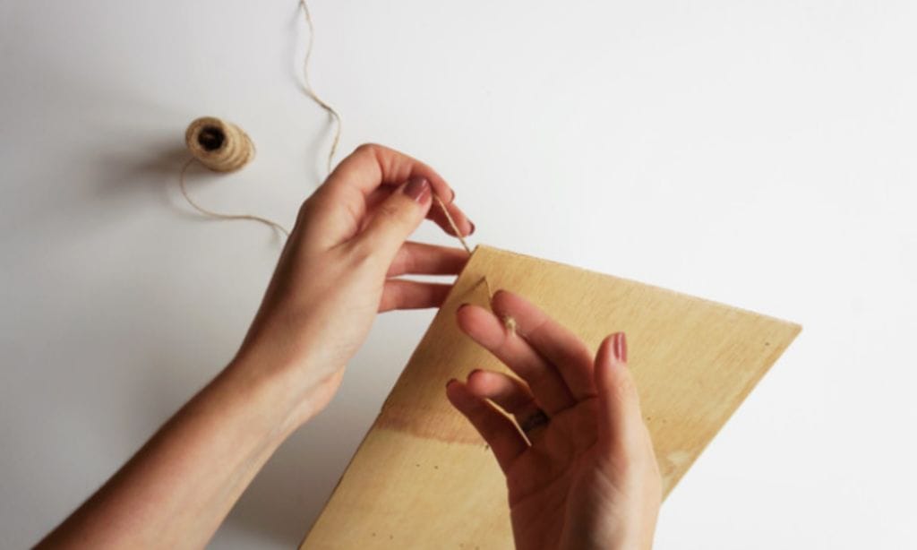 Haz dos agujeros extra en la parte superior para colgar el organizador de pendientes