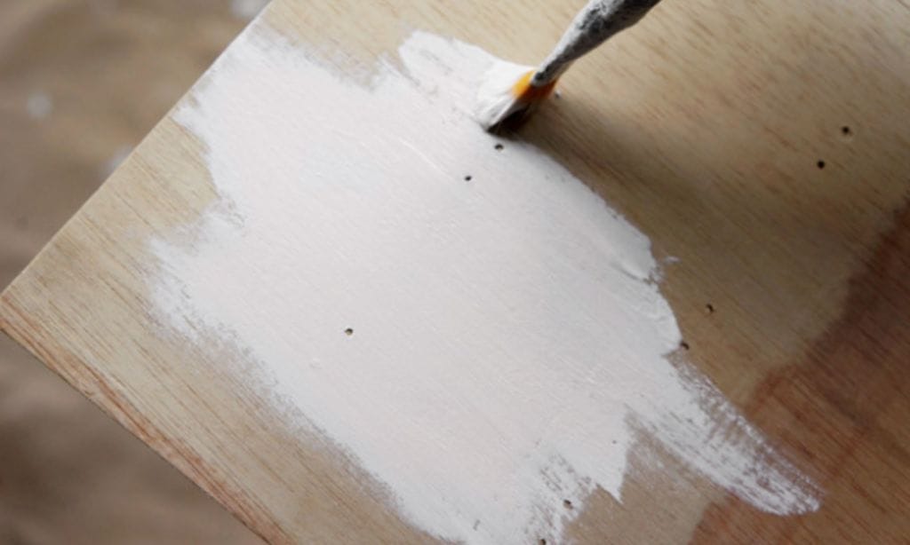 coloca barniz o pinta la madera de tu organizador de pendientes hagalo usted misma