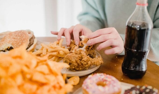 El colesterol alto en la sangre puede provocar muchos problemas de salud ¡Evita estos alimentos para prevenir enfermedades!