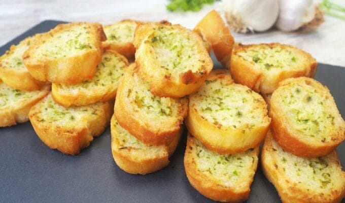 Uno de los platillos favoritos de muchas personas y que puedes preparar fácilmente ¡Te presentamos las mejores recetas de pan de ajo!