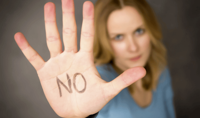 Al establecer límites, te das permiso para priorizar tus necesidades sin sentirte culpable. Tu bienestar es una prioridad.