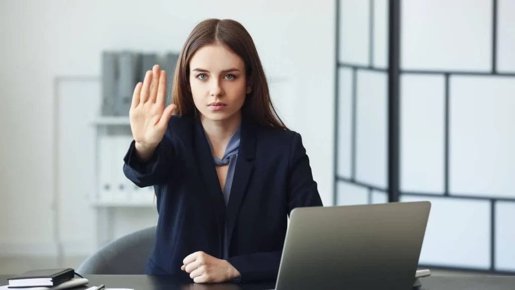 Las mujeres, especialmente, enfrentan el mobbing en el lugar de trabajo, donde el ambiente hostil y la falta de apoyo las llevan a renunciar o a ser despedidas.
