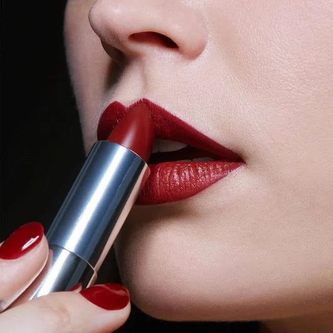 Labial y personalidad ¿Aplicas el labial con decisión y sin miedo a salirte de la línea? Eres una persona espontánea, creativa y con una personalidad vibrante. No temes destacar y te gusta mostrar tu verdadera esencia al mundo.