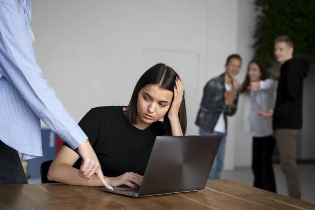 Si inicias tu vida laboral, conoce qué es el mobbing y cómo protegerte para que tu carrera crezca en un entorno sano y libre de violencia.