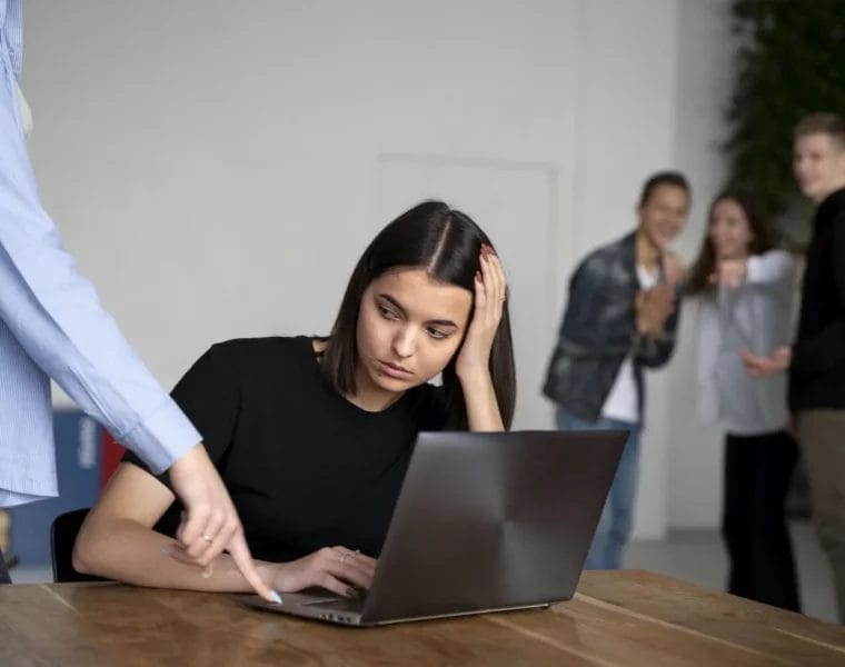 Si inicias tu vida laboral, conoce qué es el mobbing y cómo protegerte para que tu carrera crezca en un entorno sano y libre de violencia.